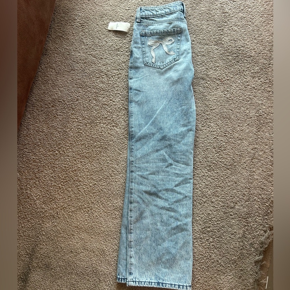 Hollister Low Rise Light Blue Jeans w/bows on pockets - Picture 2 of 11